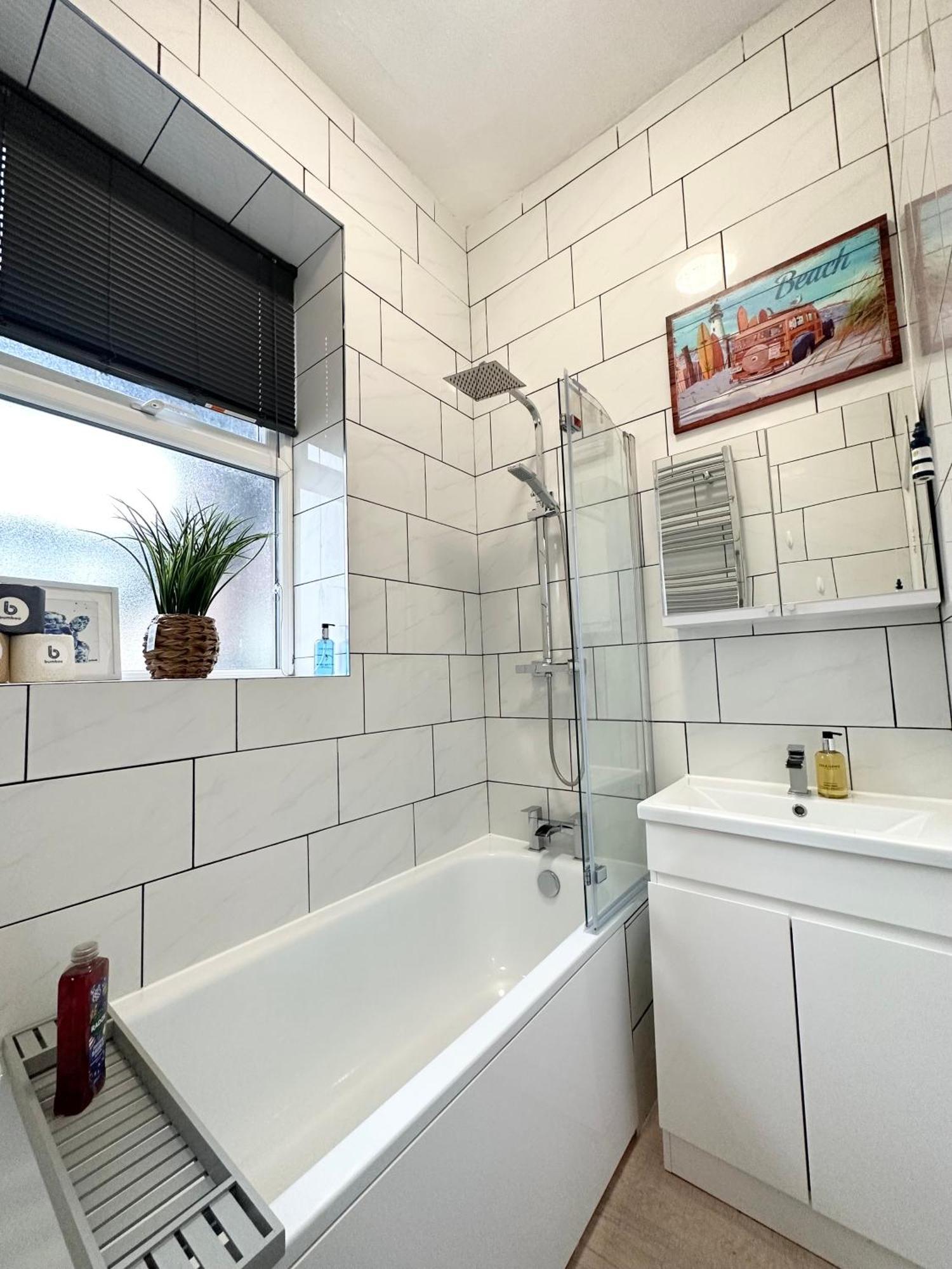 The City Surfer Apartment - By Coastline Retreats - Parking Included - Sleeps 5 - City Centre Bournemouth Bagian luar foto