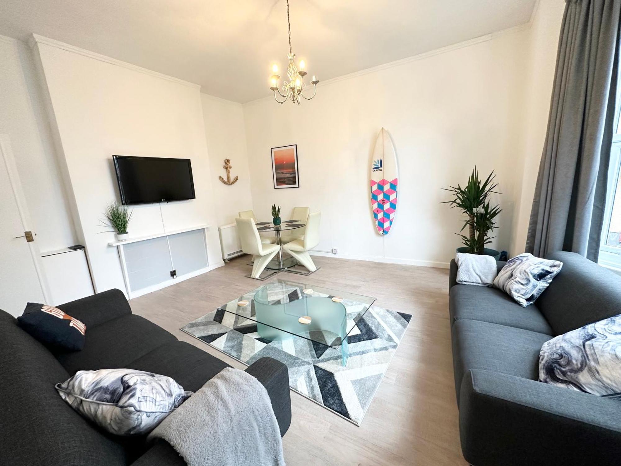 The City Surfer Apartment - By Coastline Retreats - Parking Included - Sleeps 5 - City Centre Bournemouth Bagian luar foto
