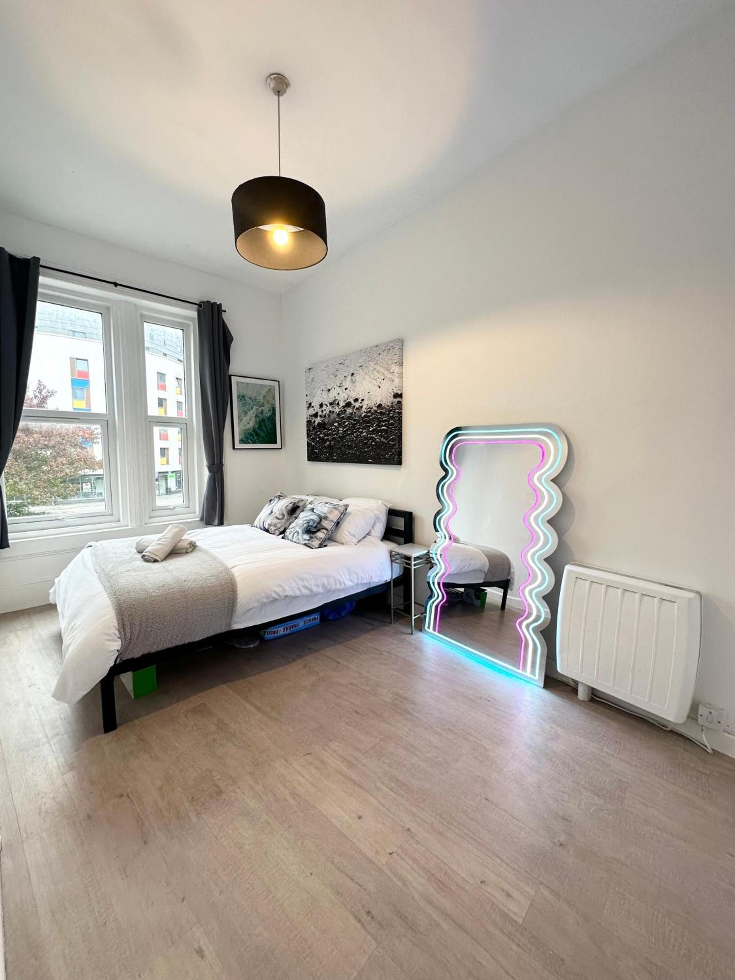 The City Surfer Apartment - By Coastline Retreats - Parking Included - Sleeps 5 - City Centre Bournemouth Bagian luar foto