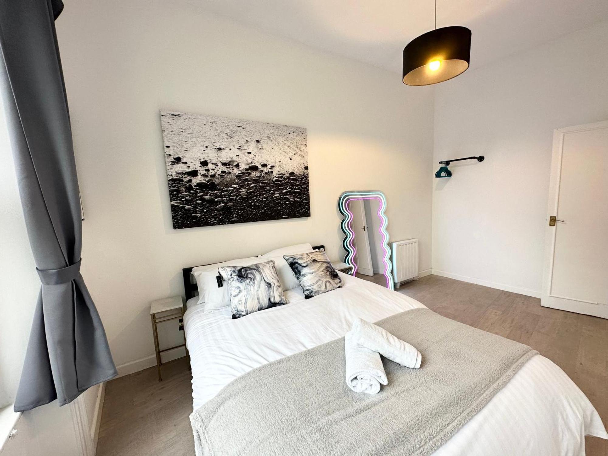 The City Surfer Apartment - By Coastline Retreats - Parking Included - Sleeps 5 - City Centre Bournemouth Bagian luar foto