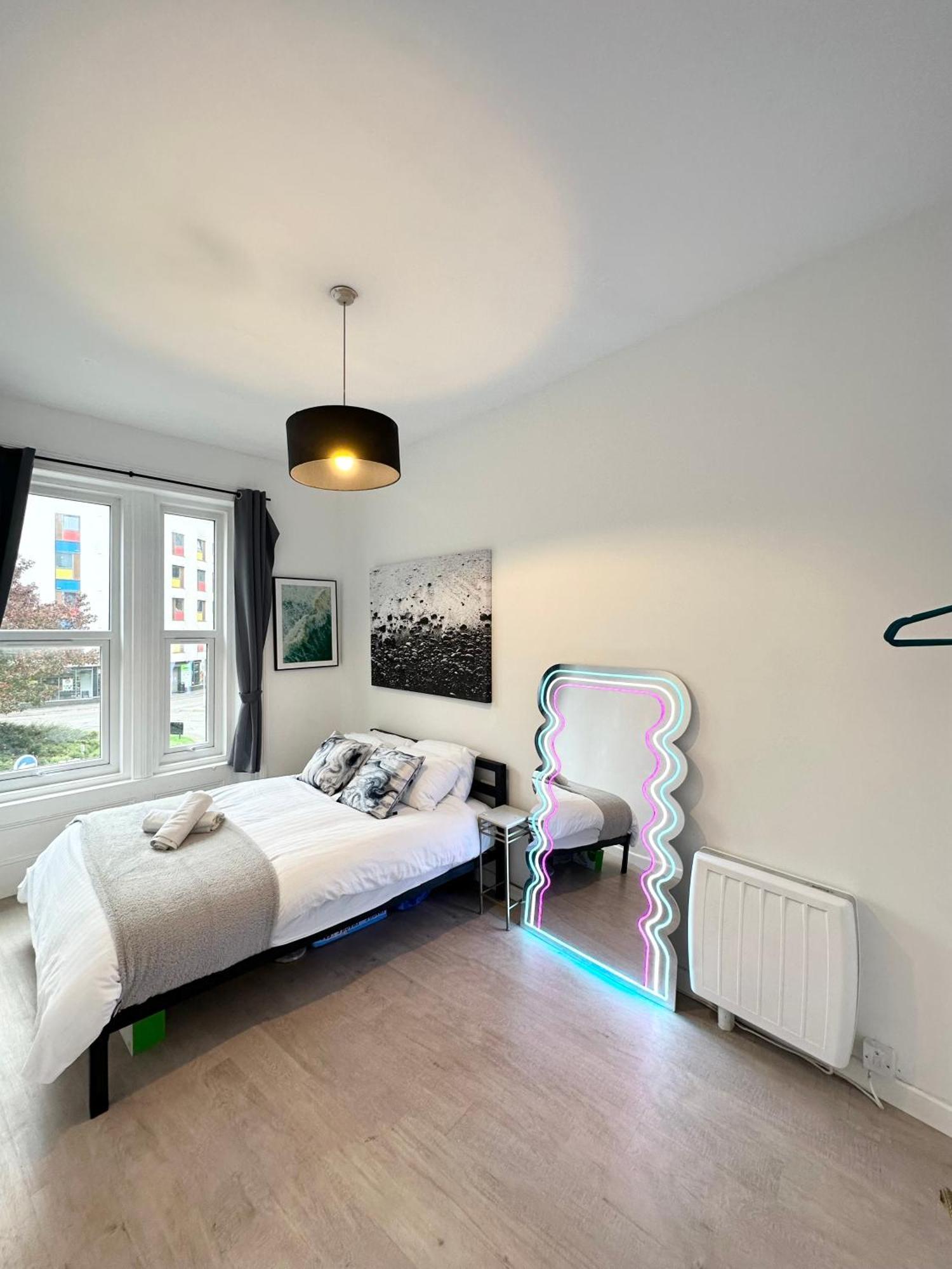 The City Surfer Apartment - By Coastline Retreats - Parking Included - Sleeps 5 - City Centre Bournemouth Bagian luar foto