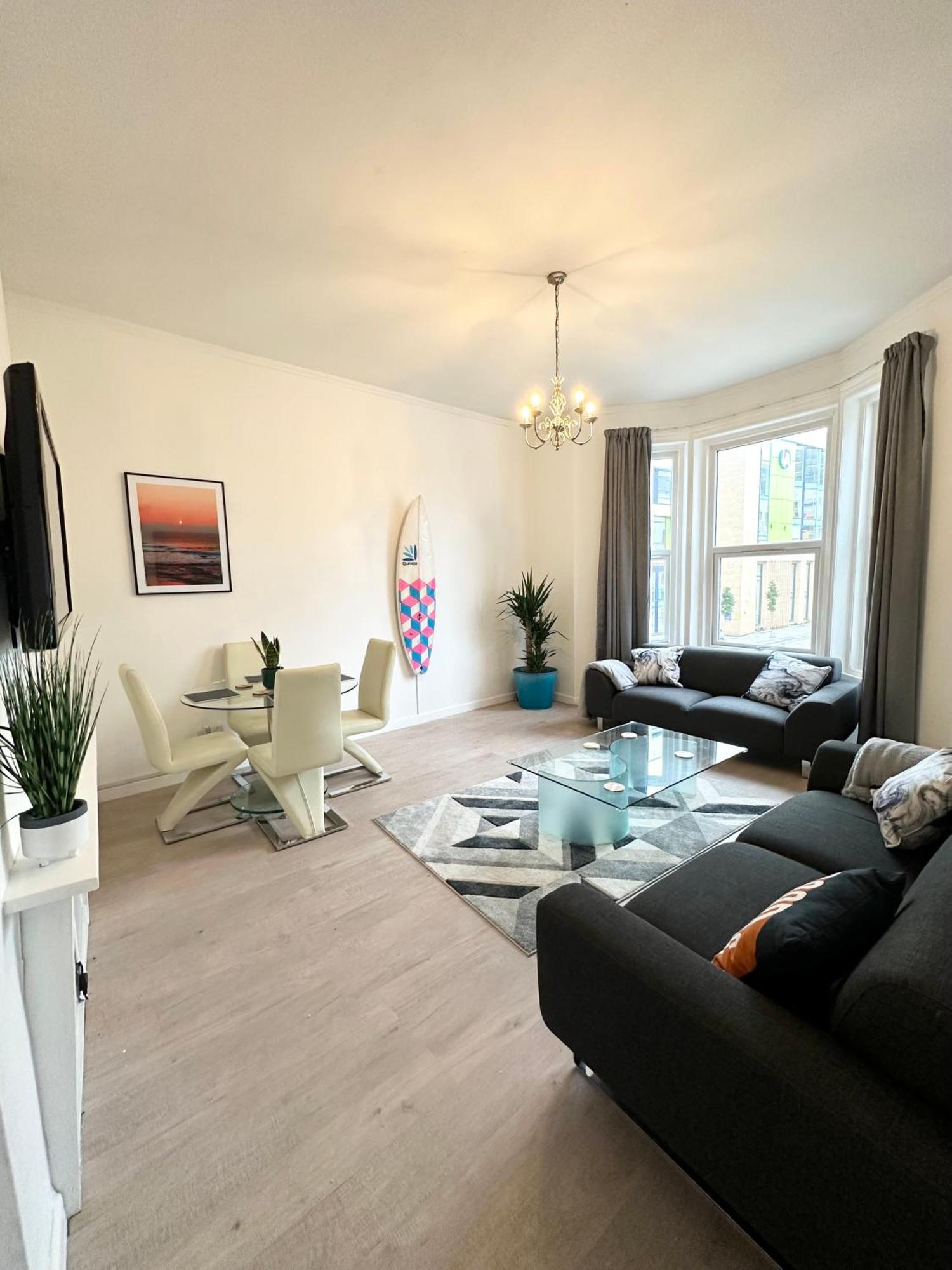 The City Surfer Apartment - By Coastline Retreats - Parking Included - Sleeps 5 - City Centre Bournemouth Bagian luar foto