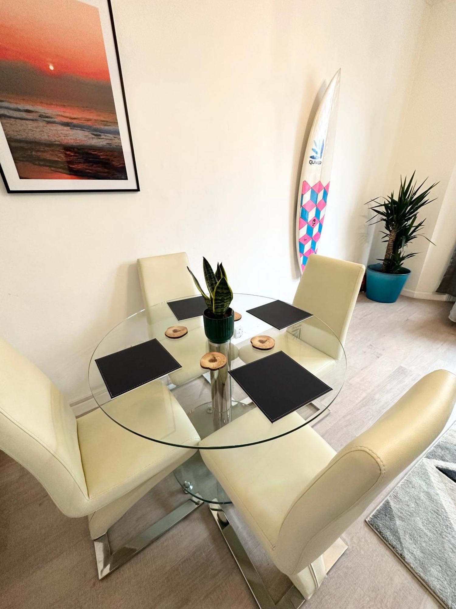 The City Surfer Apartment - By Coastline Retreats - Parking Included - Sleeps 5 - City Centre Bournemouth Bagian luar foto
