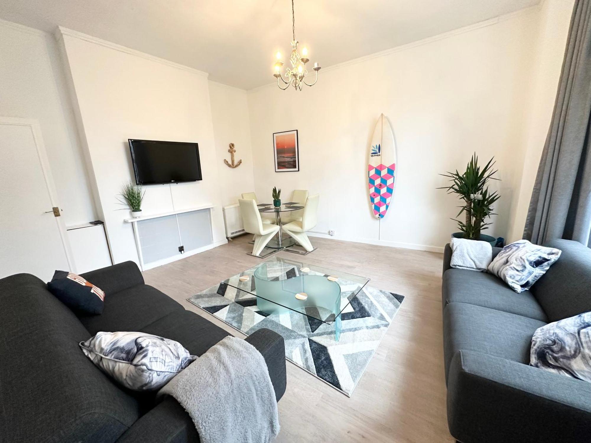 The City Surfer Apartment - By Coastline Retreats - Parking Included - Sleeps 5 - City Centre Bournemouth Bagian luar foto