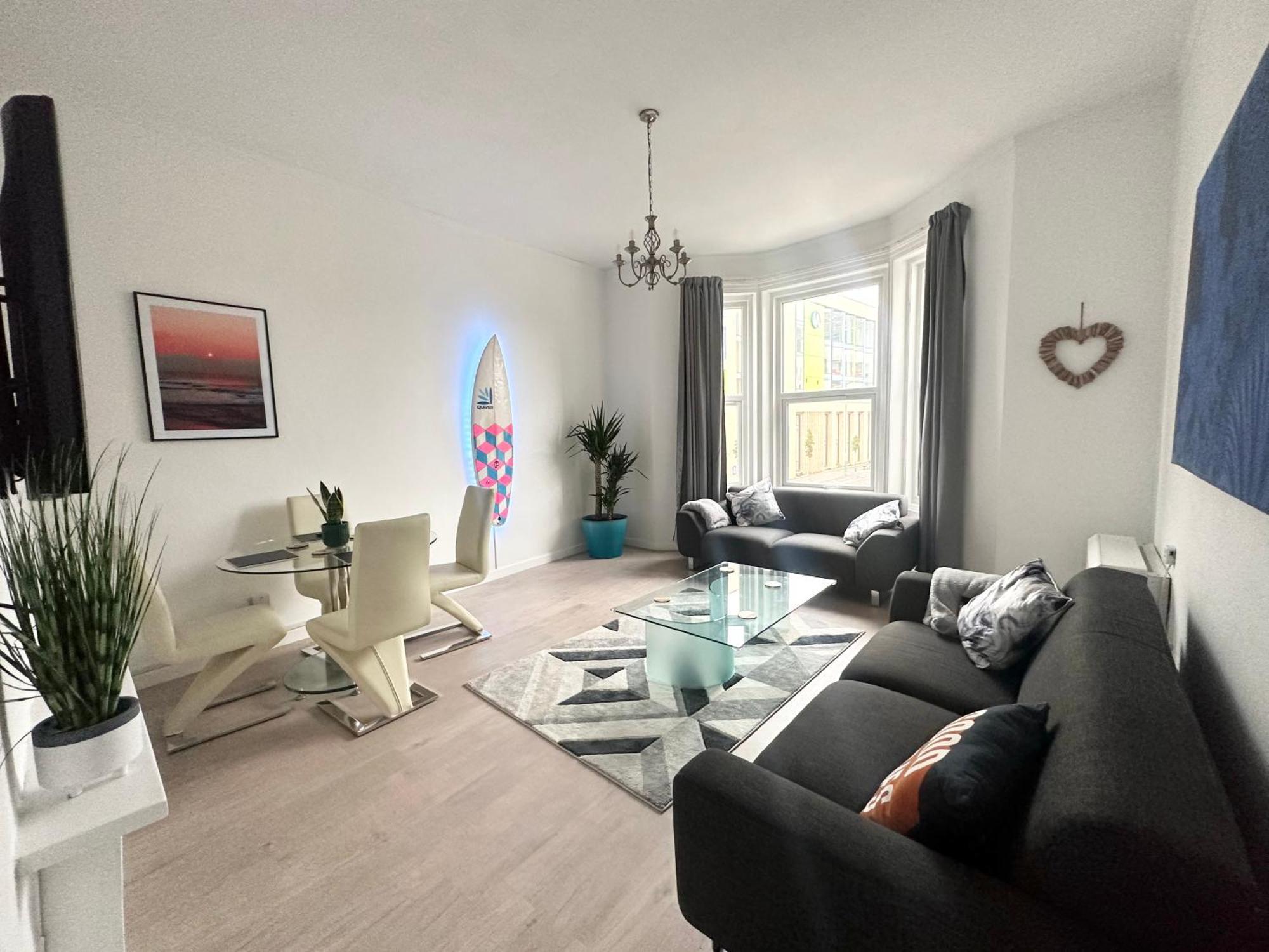 The City Surfer Apartment - By Coastline Retreats - Parking Included - Sleeps 5 - City Centre Bournemouth Bagian luar foto