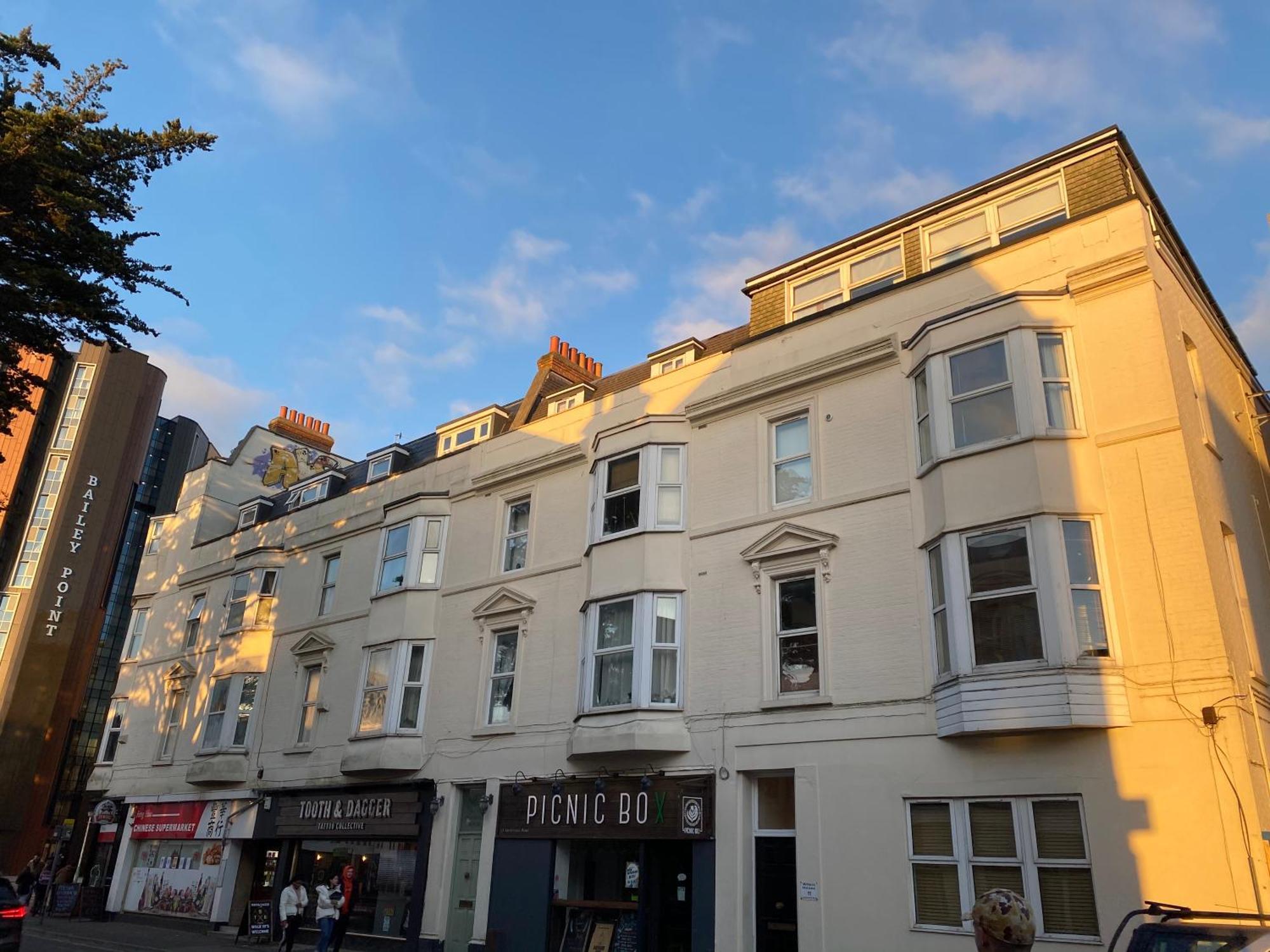 The City Surfer Apartment - By Coastline Retreats - Parking Included - Sleeps 5 - City Centre Bournemouth Bagian luar foto
